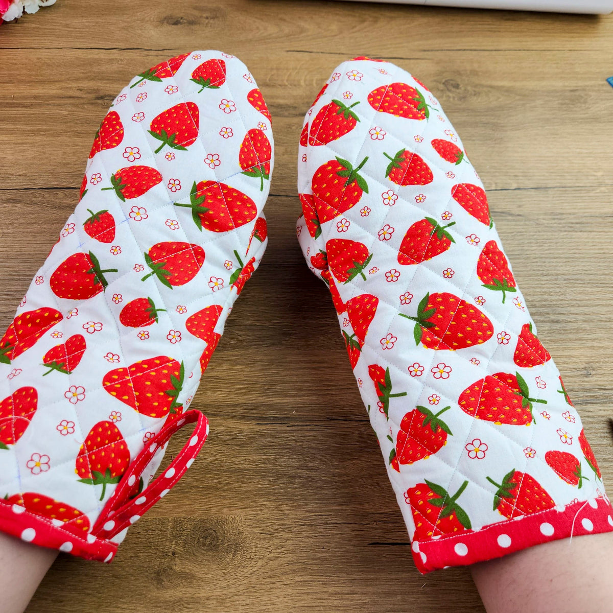 The strawberry oven mitt sewing pattern that made my friends swoon - Hand Trendy