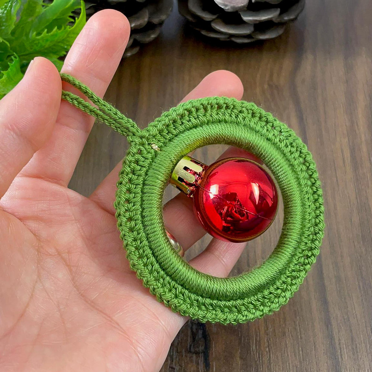 Handmade Wreath Crochet Pattern PDF - Festive Ornament with Bauble PDF - Hand Trendy