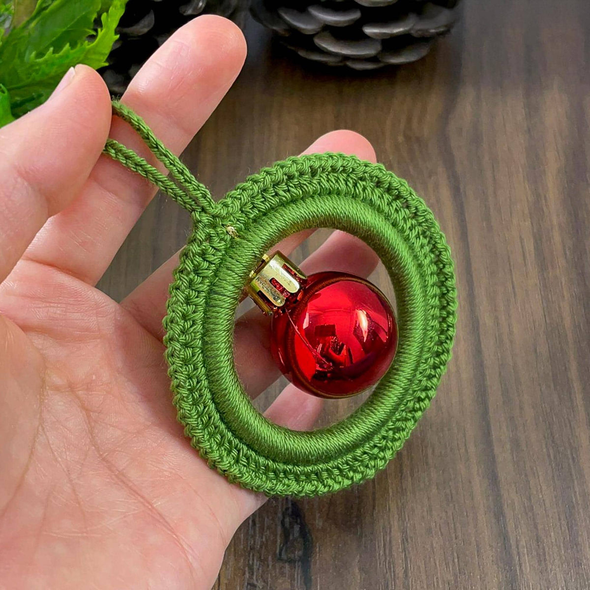 Handmade Wreath Crochet Pattern PDF - Festive Ornament with Bauble PDF - Hand Trendy