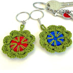 Retro Button Bloom Keychain Pattern PDF - Round Yarn Key Ring Motif Tutorial - Hand Trendy