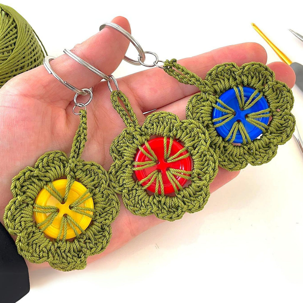 Retro Button Bloom Keychain Pattern PDF - Round Yarn Key Ring Motif Tutorial - Hand Trendy