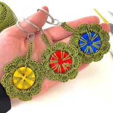 Retro Button Bloom Keychain Crochet Pattern, Easy Upcycled DIY Bag Charm PDF, Round Yarn Key Ring Motif Tutorial - Hand Trendy