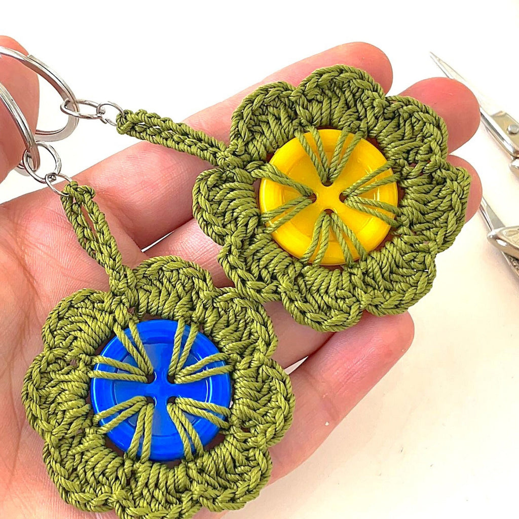 Retro Button Bloom Keychain Pattern PDF - Round Yarn Key Ring Motif Tutorial - Hand Trendy