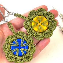 Retro Button Bloom Keychain Crochet Pattern, Easy Upcycled DIY Bag Charm PDF, Round Yarn Key Ring Motif Tutorial - Hand Trendy
