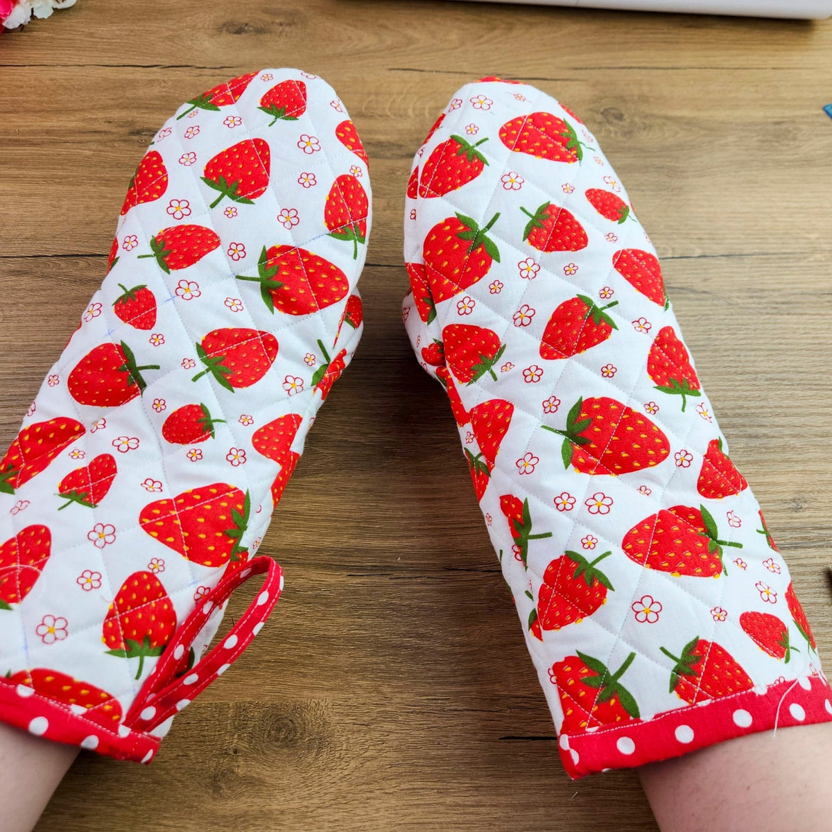 Strawberry Oven Mitt Sewing Pattern – Quilted Kitchen Glove PDF Tutorial - Hand Trendy