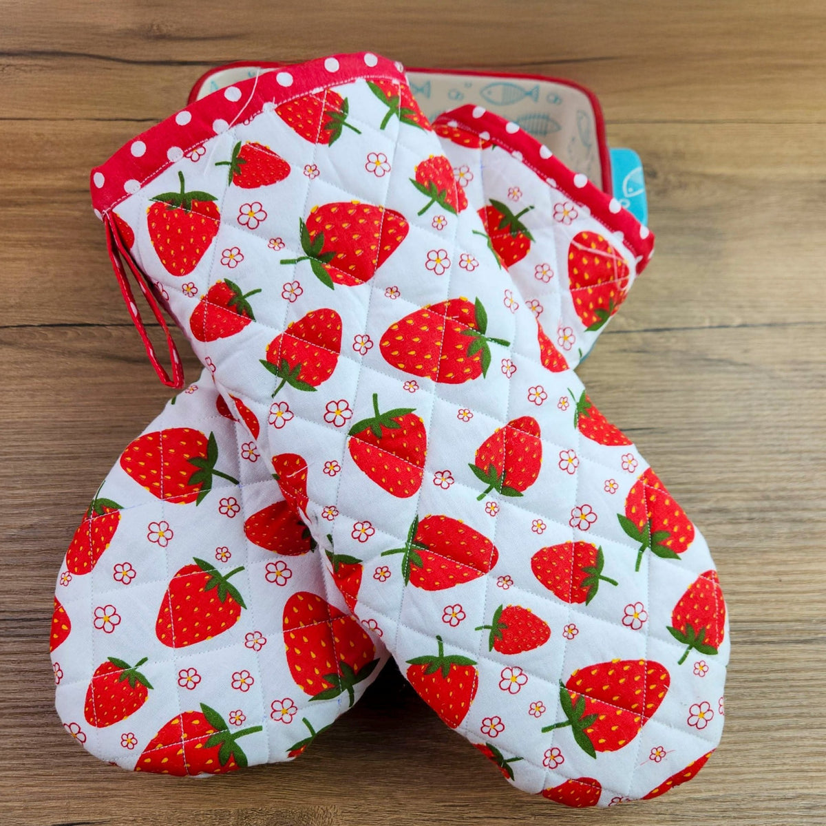 Strawberry Oven Mitt Sewing Pattern – Quilted Kitchen Glove PDF Tutorial - Hand Trendy