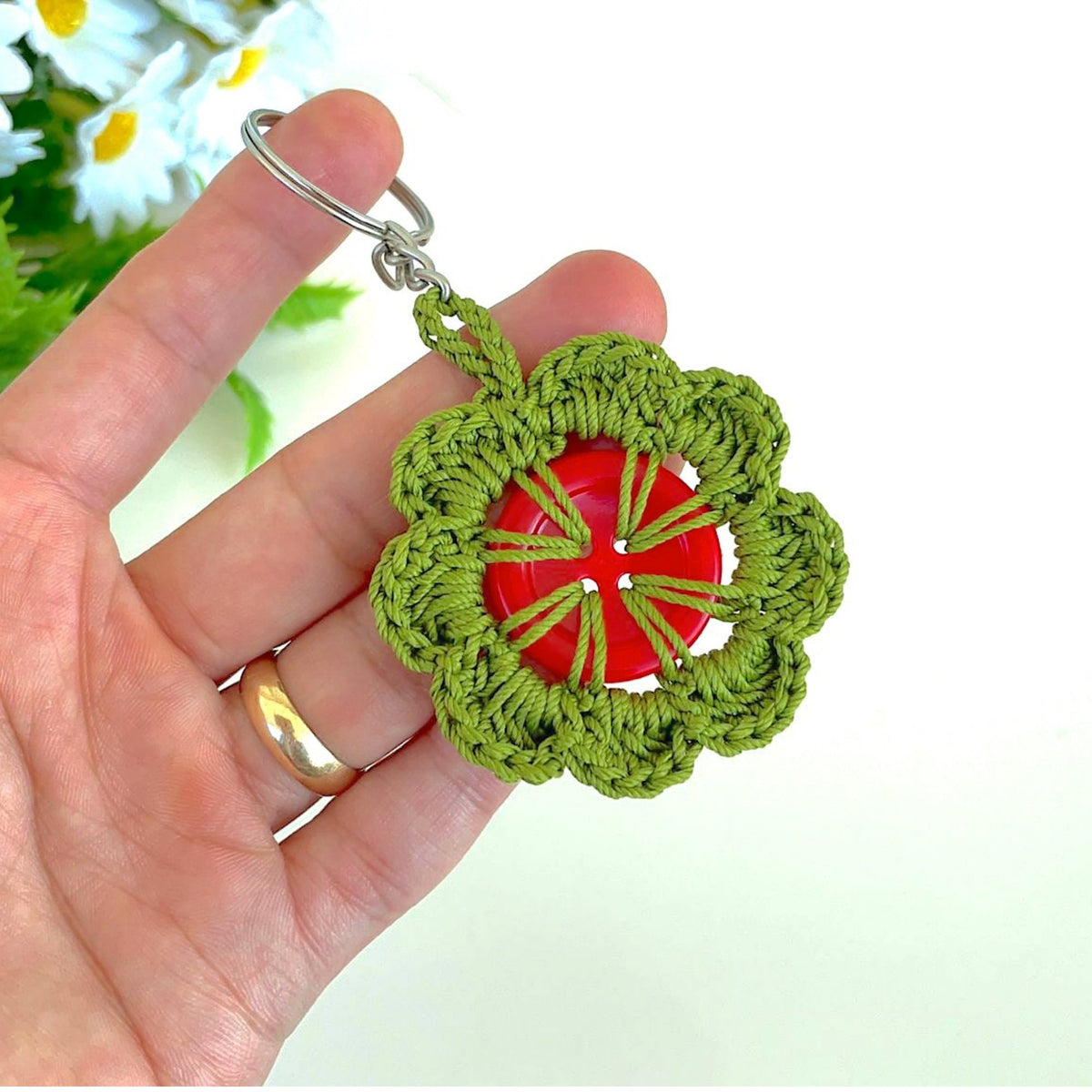 Retro Button Bloom Keychain Pattern PDF - Round Yarn Key Ring Motif Tutorial - Hand Trendy