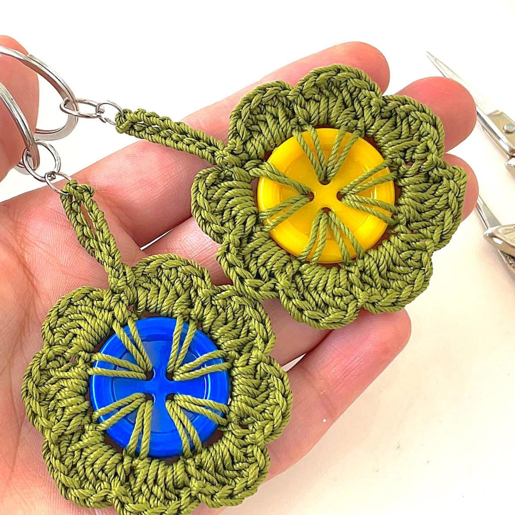 Retro Button Bloom Keychain Pattern PDF - Round Yarn Key Ring Motif Tutorial - Hand Trendy