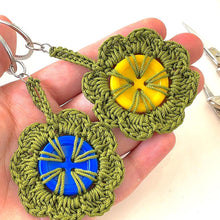 Retro Button Bloom Keychain Crochet Pattern, Easy Upcycled DIY Bag Charm PDF, Round Yarn Key Ring Motif Tutorial - Hand Trendy
