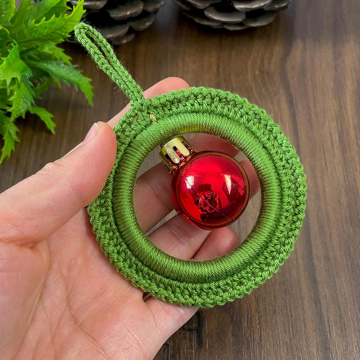 Handmade Wreath Crochet Pattern PDF - Festive Ornament with Bauble PDF - Hand Trendy