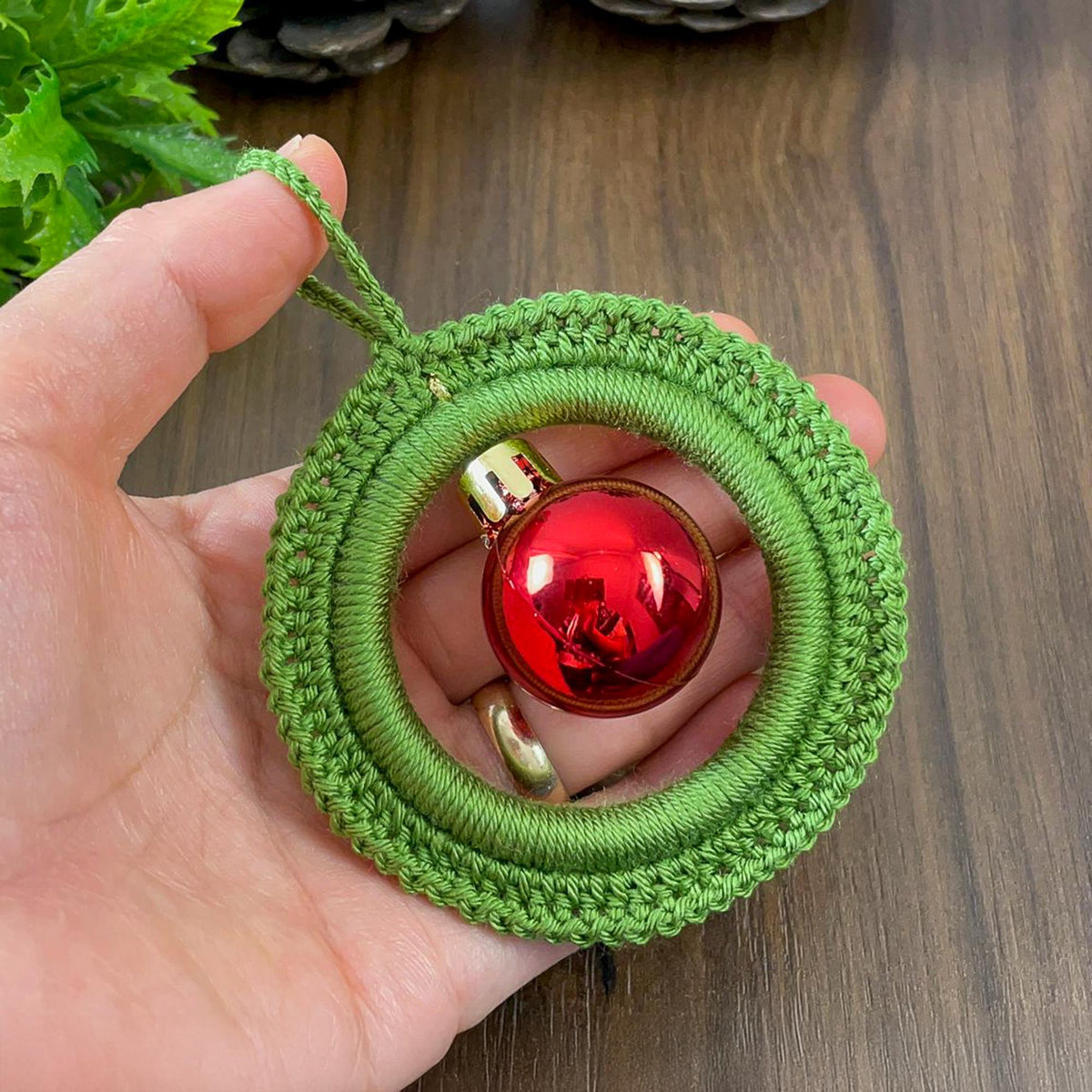 Handmade Wreath Crochet Pattern PDF - Festive Ornament with Bauble PDF - Hand Trendy