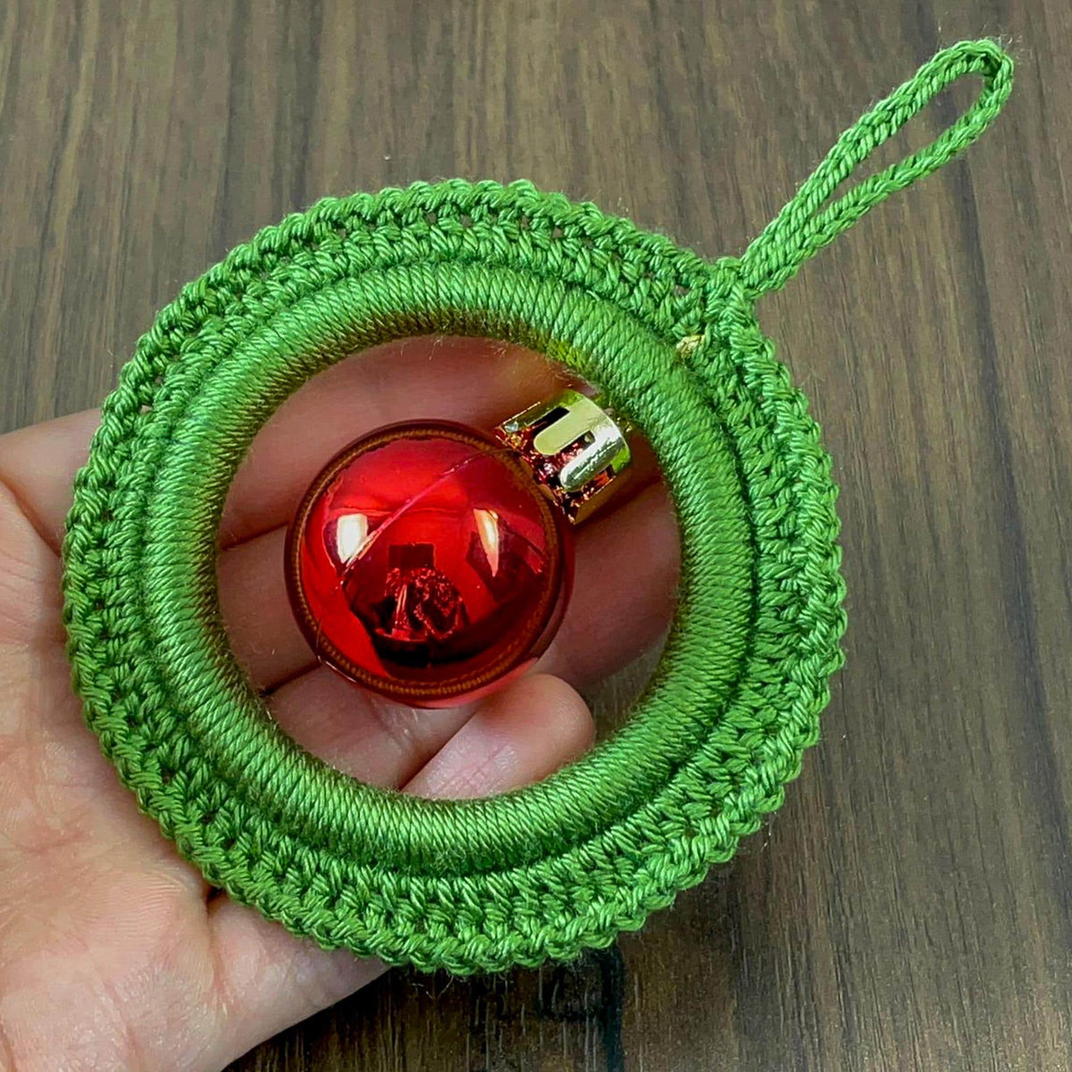 Handmade Wreath Crochet Pattern PDF - Festive Ornament with Bauble PDF - Hand Trendy