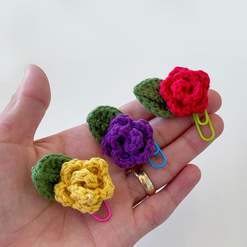 Micro Crochet Rose Bookmark - Cute Floral Accessory - Perfect Gift for Book Lovers and Journal Enthusiasts - Hand Trendy