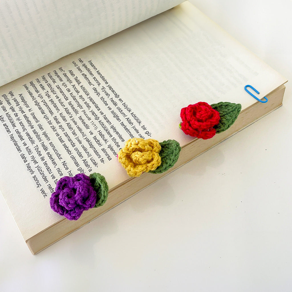 Micro Crochet Rose Bookmark - Cute Floral Accessory - Perfect Gift for Book Lovers and Journal Enthusiasts - Hand Trendy