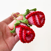 Two crochet rose keychains with pink and red petals and green leaves, handmade with yarn, attached to gold key rings. The roses have intricate detailing and a realistic flower shape, ideal as decorative accessories or gifts.