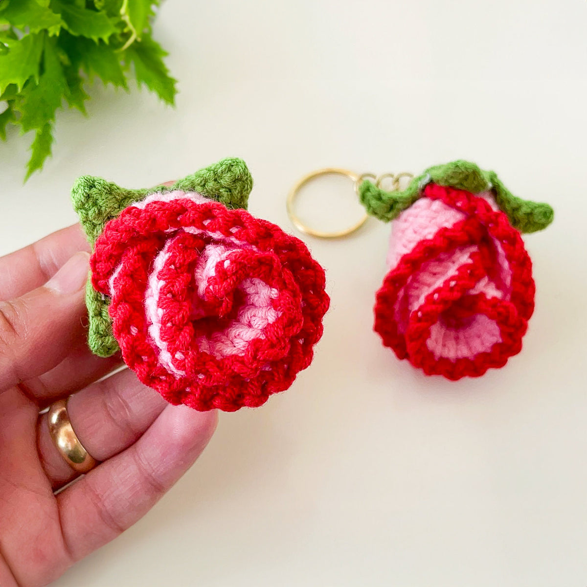 Crochet Rose Keychain Pattern - Simple 3D Tutorial - Hand Trendy