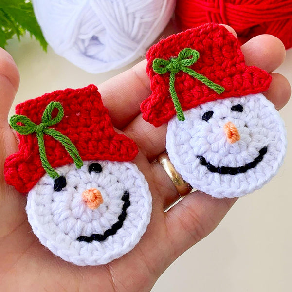Handmade crochet snowman ornaments with red hats, cute Christmas decor, winter holiday decorations, DIY snowman amigurumi pattern.