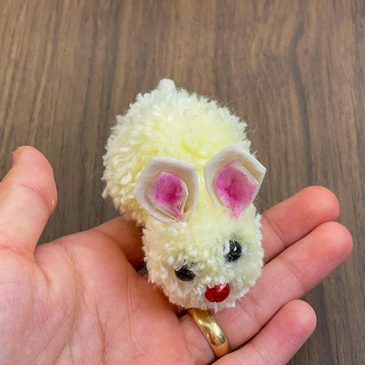 Pom Pom Bunny DIY Pattern - Easter Craft Tutorial - Handmade Rabbit Decoration - Hand Trendy