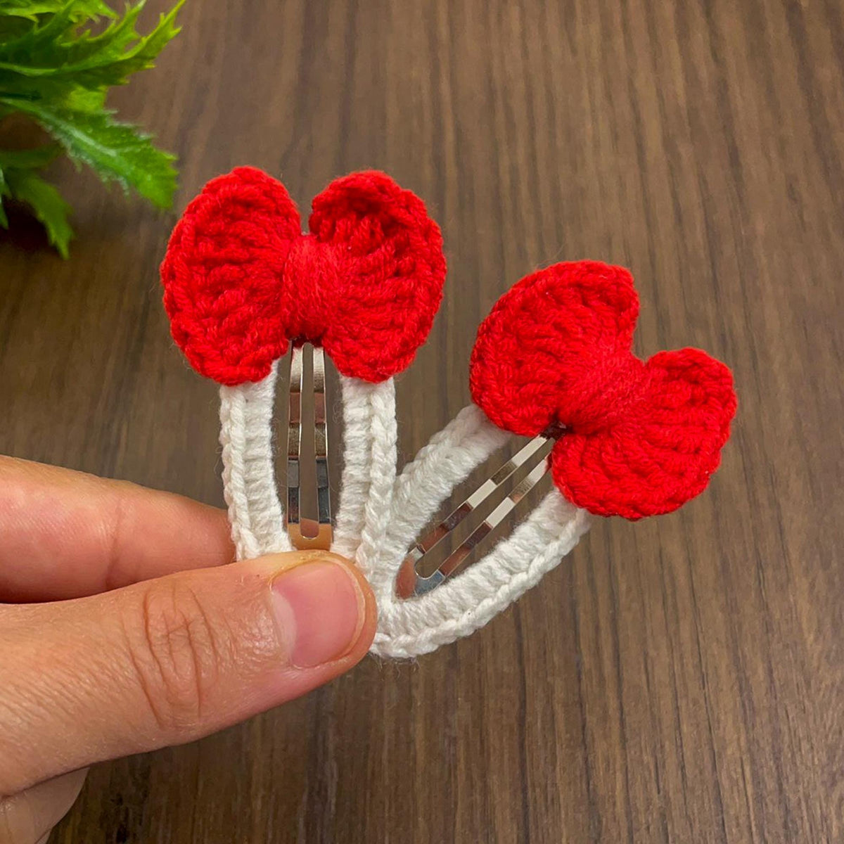 Crochet Bow Hair Clip Pattern with Scalloped Edge - Handmade Accessory - Hand Trendy