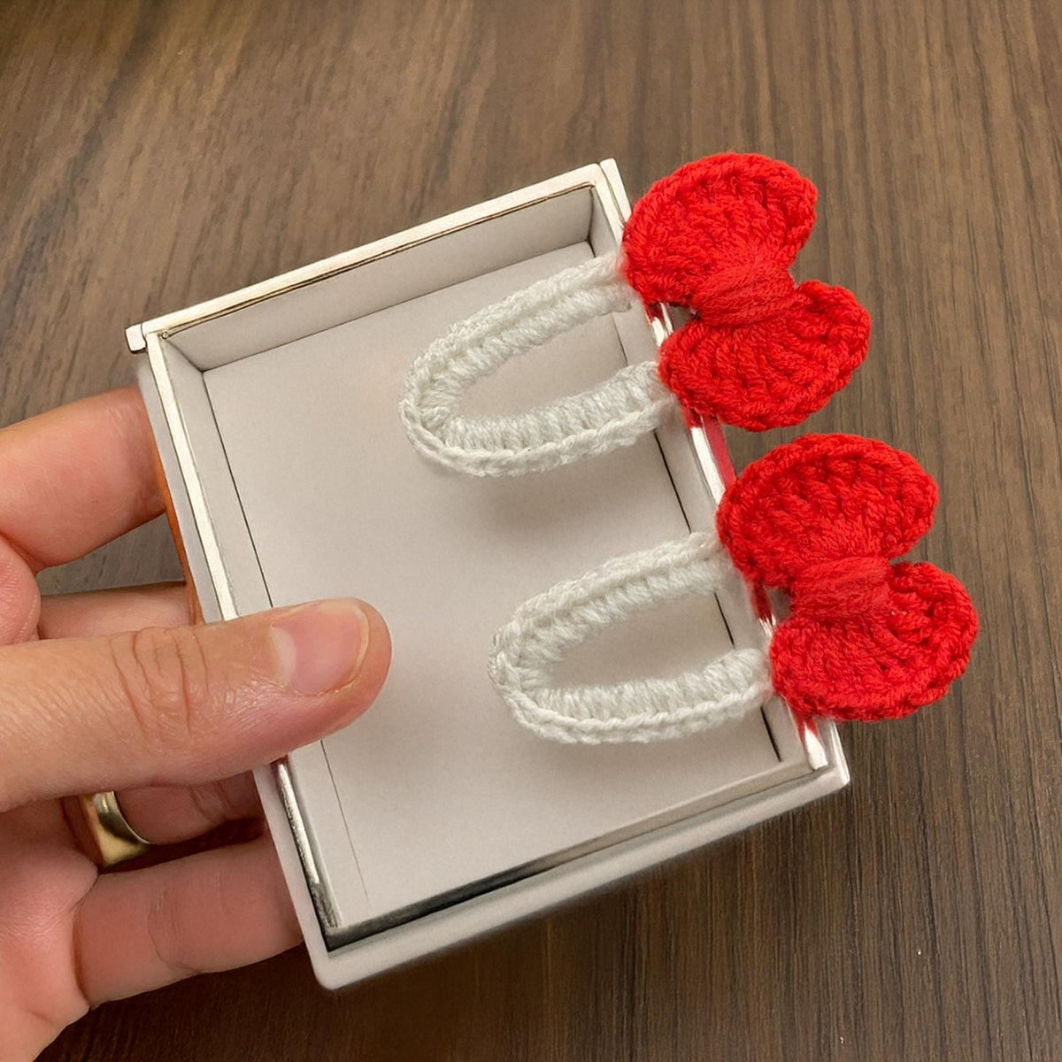 Crochet Bow Hair Clip Pattern with Scalloped Edge - Handmade Accessory - Hand Trendy