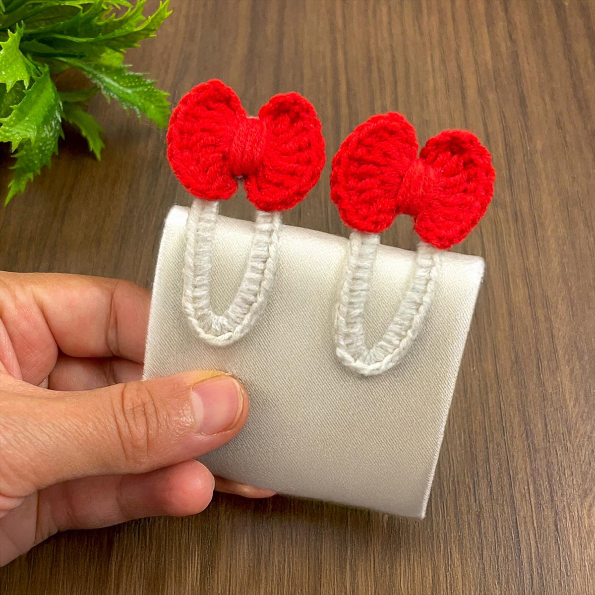 Crochet Bow Hair Clip Pattern with Scalloped Edge - Handmade Accessory - Hand Trendy