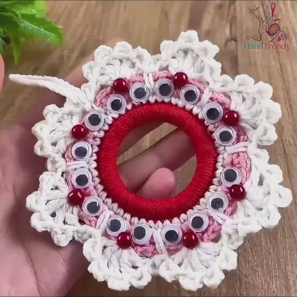 Whimsical Crochet Christmas Wreath Pattern, Fun and Festive Ornament Design, Googly Eye Decor Pattern, Easy DIY Ornament for Christmas Gift